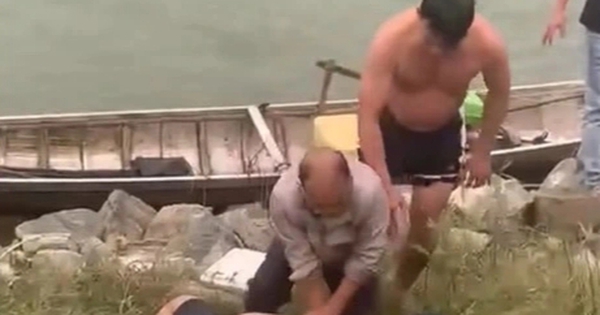 Trên đường về quê ăn tết, thầy giáo bơi ra sông cứu người đuối nước