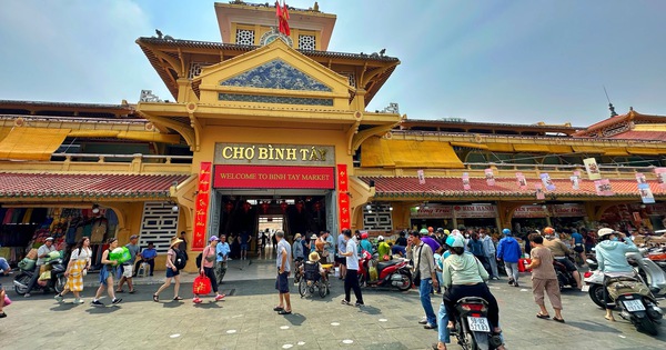 Chợ Bình Tây ngày 27 Tết: Sạp đóng cửa sớm xen lẫn cảnh buôn bán sôi động