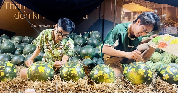 Họa sĩ trẻ vẽ dưa hấu kiếm tiền tiêu Tết: Công việc độc đáo giữa không khí xuân