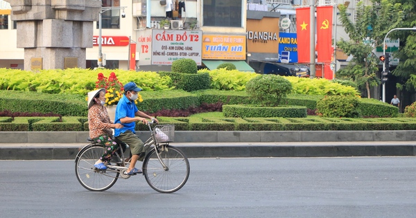 TP.HCM thông thoáng lạ thường sáng 27 Tết, người dân tận hưởng không khí xuân