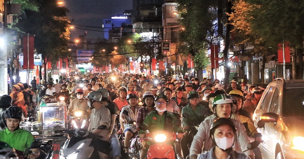 Tối 27 tết: Nhiều tuyến đường TP.HCM ngày thường thông thoáng, nay ùn ùn xe