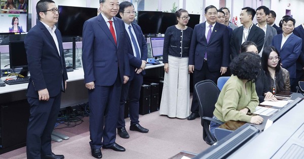 Tổng B&iacute; thư T&ocirc; L&acirc;m thăm, ch&uacute;c tết c&aacute;n bộ, ph&oacute;ng vi&ecirc;n VTV, VOV