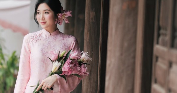 Xu hướng cài hoa trên tóc: Điểm nhấn vàng cho phong cách ngày đầu năm