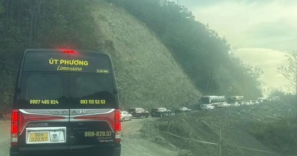 Kẹt xe nghiêm trọng trên đèo Đại Ninh do thi công chậm và xe cao tốc đổ về