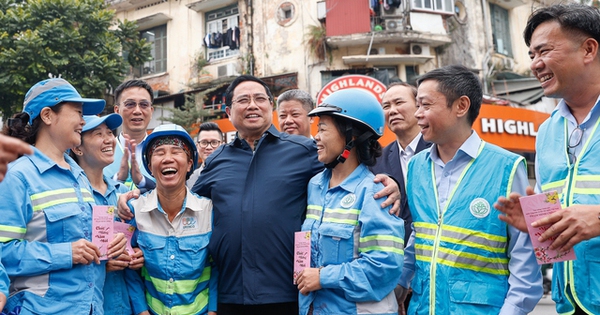 Thủ tướng Phạm Minh Chính thăm hỏi, động viên công nhân vệ sinh môi trường Hà Nội