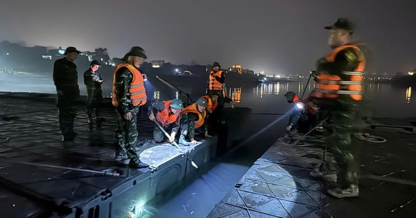 Đại tướng Phan Văn Giang biểu dương Bộ đội Công binh hoàn thành cầu phao sông Lô trong ngày