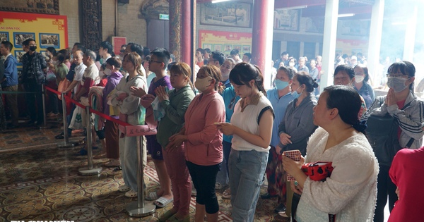 Hàng Ngàn Người Xếp Hàng Xin Ấn Tại Chùa Bà Thiên Hậu Trong Ngày Tất Niên