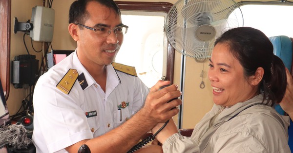 Sóng to gió lớn, đoàn công tác chúc Tết qua loa đến các nhà giàn DK1