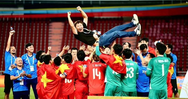 HLV Kim Sang-sik và câu chuyện xúc động được kể trong ngày tết, nhớ vợ con và quê hương Hàn Quốc…