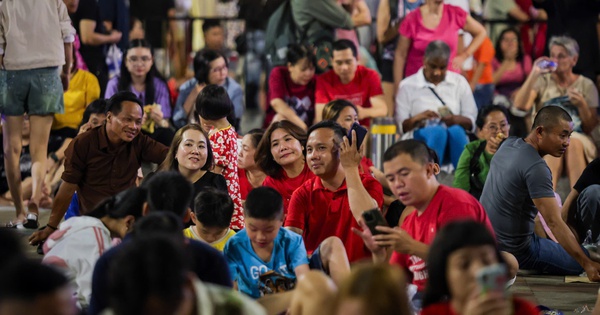 'Biển người' ở trung tâm TP.HCM chờ ngắm pháo hoa giao thừa Tết Bính Ngọ 2026