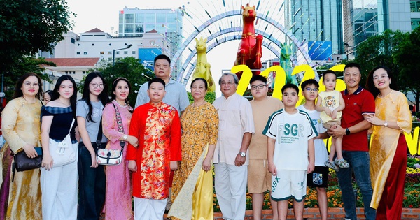 Gia đình miền Bắc trải nghiệm Tết Sài Gòn: Đường phố thông thoáng, mâm cơm đậm chất phương Nam