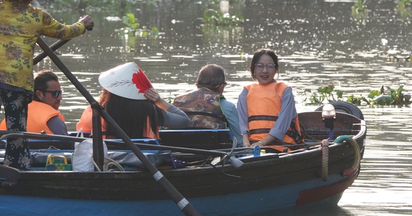 Hướng dẫn viên trẻ Cần Thơ 'đắt sô' dịp Tết, kết nối du khách với văn hóa làng nghề hủ tiếu