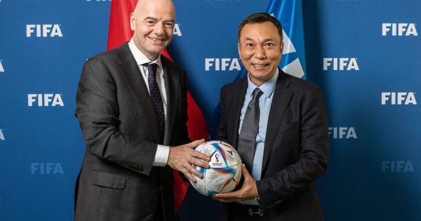 Chủ tịch và Tổng thư ký FIFA gửi quà đặc biệt đến Chủ tịch VFF Trần Quốc Tuấn: Chúc tết tài lộc…