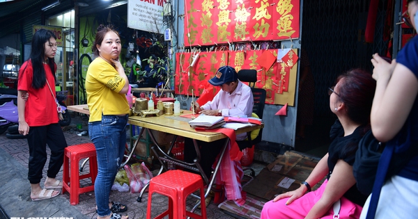 Sắc Đỏ Liễn Xuân Rực Rỡ Khu Chợ Lớn, Người Hoa Nô Nức 'Mua Chữ' Đón Tết