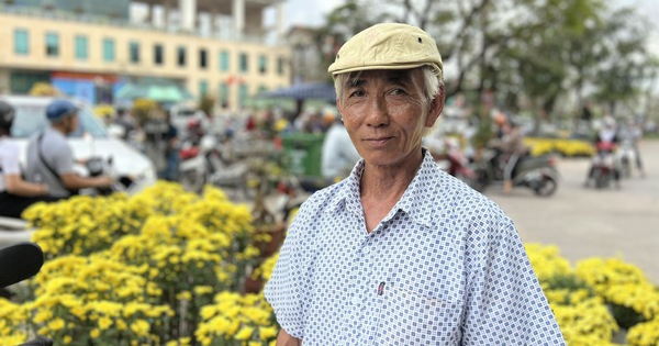 Chợ hoa ở Huế ngày 29 tết: 'Mừng quá, vừa hết để kịp về đón giao thừa'