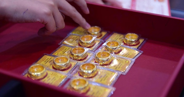 Giá vàng trong nước giảm mạnh, thế giới lao dốc 17 USD/ounce