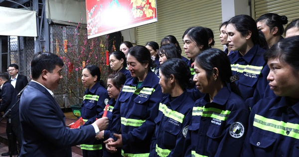 Lãnh đạo tỉnh Lâm Đồng tặng quà tết công nhân vệ sinh trong đêm giao thừa