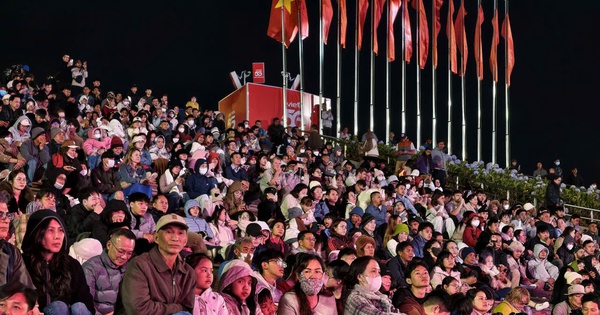 Đêm giao thừa 13 độ C, hàng ngàn người háo hức chờ pháo hoa ở Đà Lạt