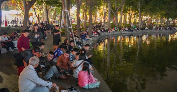 Người dân đổ về hồ Hoàn Kiếm đợi pháo hoa đón giao thừa