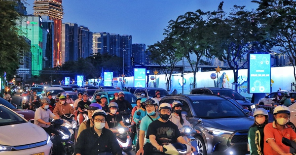Chiều tối 29 tết: Ngay lúc này, dòng người đổ về trung tâm TP.HCM đón giao thừa