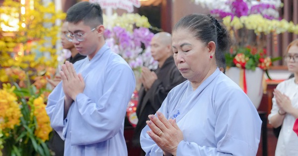 Người Việt đi chùa đầu năm: Không chỉ để cầu may mà để tìm sự thanh thản và soi lại bản thân
