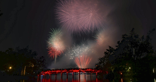 Pháo hoa rực sáng trên bầu trời Hà Nội mừng năm mới Bính Ngọ 2026