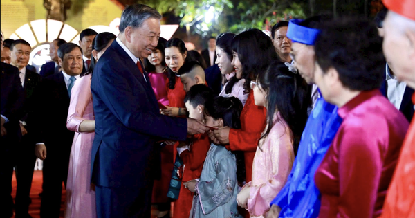 Tổng B&iacute; thư T&ocirc; L&acirc;m d&acirc;ng hương tại tượng đ&agrave;i vua L&yacute; Th&aacute;i Tổ