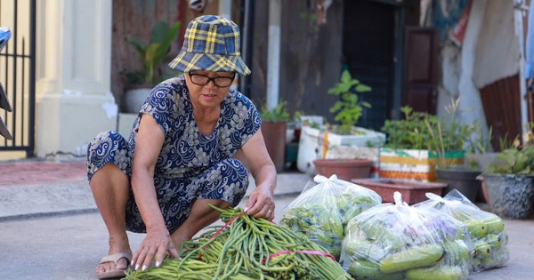 Sạp 'Minh Rau' tặng rau miễn phí ngày cuối năm: 'Lấy nhiều về ăn tết cũng được'