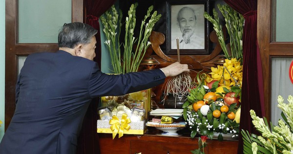 Tổng B&iacute; thư T&ocirc; L&acirc;m d&acirc;ng hương tại Ho&agrave;ng th&agrave;nh Thăng Long v&agrave; Di t&iacute;ch Nh&agrave; 67