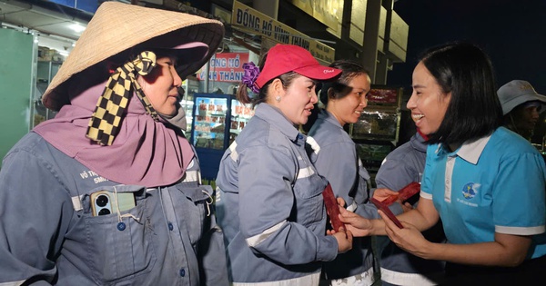 Xúc động câu chuyện nữ công nhân kể về nghề quét rác đường phố cuối năm