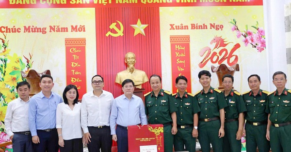 Nguyên Thủ tướng Nguyễn Tấn Dũng thăm, tặng quà bệnh nhân tại Bệnh viện Quân y 121