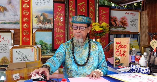 Nghệ sĩ Thiện Nhân giữ hồn xuân qua từng nét thư pháp tại phố ông đồ Cần Thơ