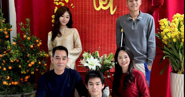 Hiểu Minh đăng ảnh chống nạng đón tết cùng gia đình, Đình Bắc và Minh Phúc nói lời cảm động