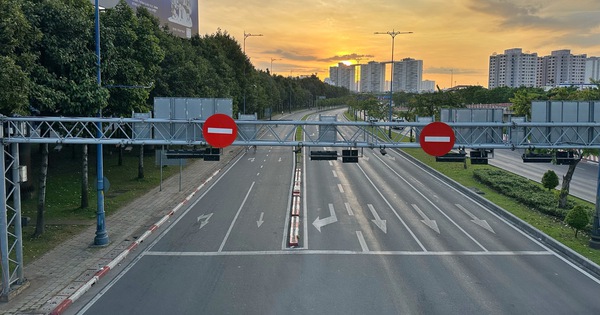 Sài Gòn vắng lặng sáng mùng 1 Tết, người dân hồ hởi du xuân trong nắng đẹp