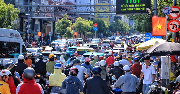 Mùng 1 tết, nhiều tuyến đường ở TP.HCM đông xe: Vì sao 'không vắng như tưởng tượng'?