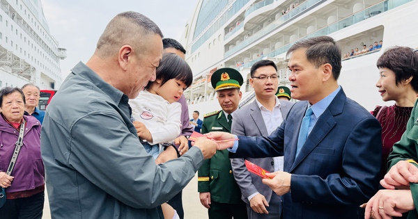 Quảng Ninh rộn ràng đón gần 2.000 khách quốc tế trên siêu du thuyền ngày mùng 1 Tết