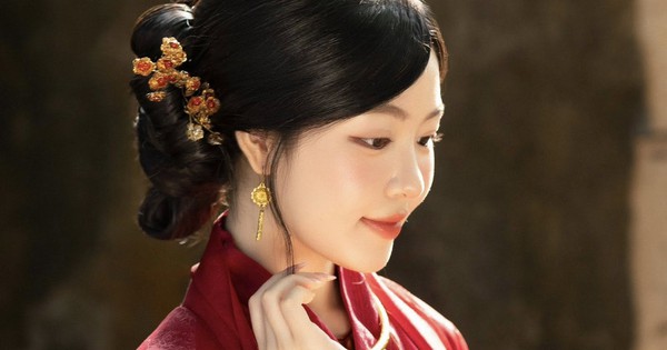 Con gái Quyền Linh gây sốt với nhan sắc tựa nàng thơ trong cổ phục ngày Tết