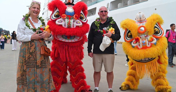 Khách ngoại ồ ạt xông đất mùng 1, du lịch 'lấy vía' bùng nổ trong kỷ nguyên mới