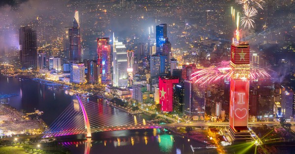 Saigon Marina IFC  -  Màn pháo hoa tòa tháp đầu tiên tại Việt Nam