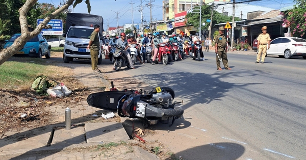 Mùng 2 tết: Xe máy va vào đuôi xe chở rác, một người tử vong