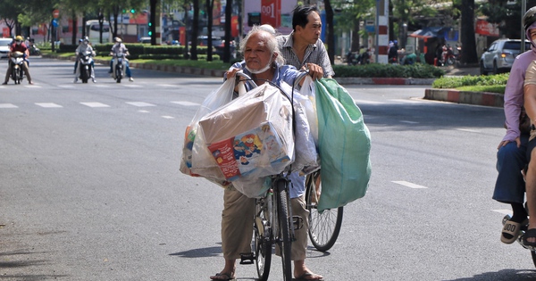 Đường phố TP.HCM mùng 2 tết: Nhiều người miệt mài mưu sinh dưới nắng chang chang