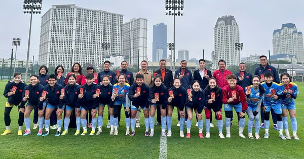 Chủ tịch VFF Trần Quốc Tuấn ‘xông đất’ đội tuyển nữ Việt Nam, HLV Mai Đức Chung nói lời cảm động