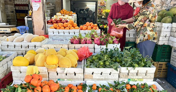 Thị trường mùng 3 Tết Bính Ngọ ổn định, nguồn cung hàng hóa dồi dào, không sốt giá