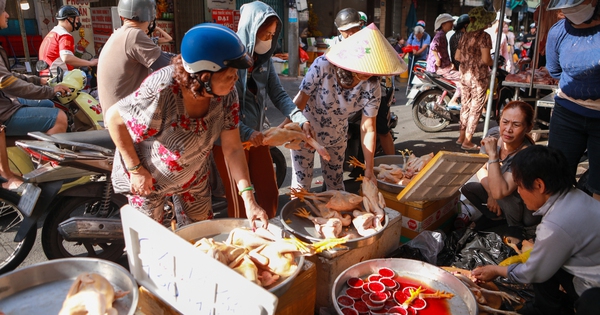 Giá thực phẩm tăng mạnh ngày mùng 3 Tết tại chợ Bà Chiểu, TP.HCM