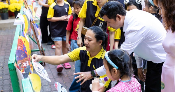 Cha mẹ ở TP.HCM diện áo dài cho con, đón tết sớm theo cách đặc biệt