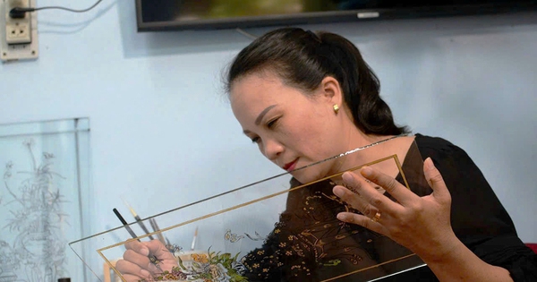 Nghề xưa cố đô còn một chút này: Đôi tay vàng níu nghề tranh kính