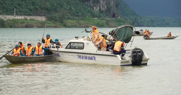 Tìm thấy thi thể 2 ông cháu trong vụ chìm thuyền trên sông Gianh