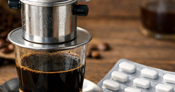 Bác sĩ 24/7: Có nên uống cà phê đặc hay paracetamol sau khi say rượu?