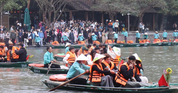 Ninh Bình đón gần nửa triệu lượt khách ngày mùng 4 tết