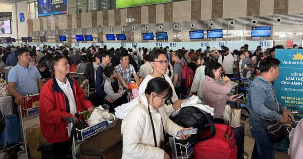 Sân bay Nội Bài đông nghẹt chiều mùng 4 tết